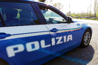 Ancona – Arrestato dopo condotta violenta ed aver colpito i poliziotti con calci e pugni