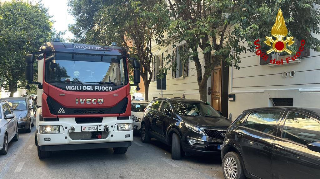 Ancona - Incendio in un appartamento di via Toti, intervengono i vigili del fuoco