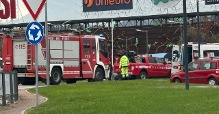 Ascoli Piceno - Auto ribaltata vicino al centro commerciale, soccorsi in azione