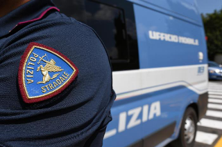 Torna a casa ubriaco e picchia la compagna, arrestato