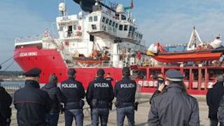 A bordo della Ocean Viking arrestati due migranti: uno già espulso 11 volte