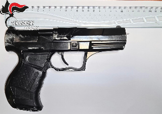 Fabriano - Entra in un locale con una pistola scacciacani: denunciato un 19enne