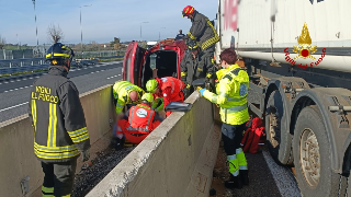 A14, auto incastrata nello spartitraffico: ferito estratto dalle lamiere