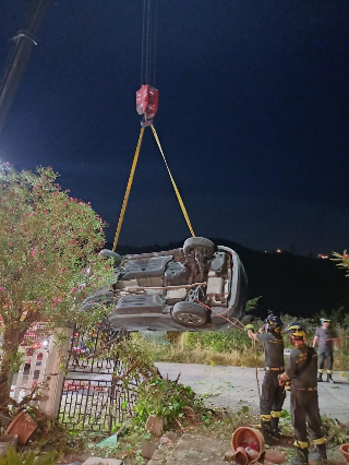 Appignano del Tronto - Auto si ribalta e finisce contro una casa: sfiorata la tragedia