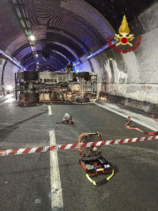 A14: cisterna di gasolio si ribalta in galleria a Grottammare, altro incidente in superstrada