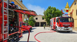 Incendio in un capannone a Tolentino, in fiamme una rimessa con diversi furgoni
