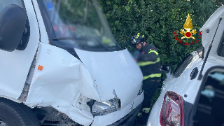 Tavullia - Camion contro auto: sei feriti