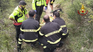 Cade lungo il sentiero, ciclista soccorso dai Vigili del fuoco