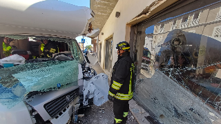 Camper sfonda vetrina di un negozio sulla SS16: tre feriti, donna estratta dai vigili del fuoco