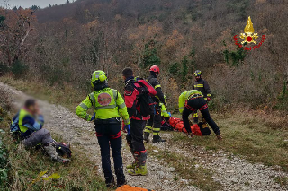 Poggio San Vicino - Motociclista finisce nella scarpata, soccorso da vigili del fuoco