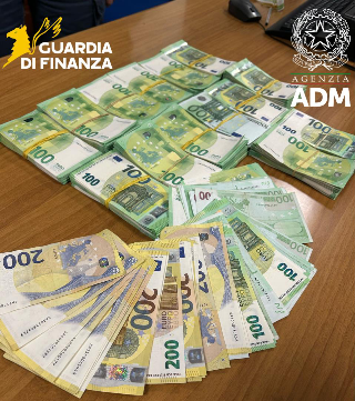 Ancona – Finanza, scoperti al porto 160mila euro occultati in un bagaglio