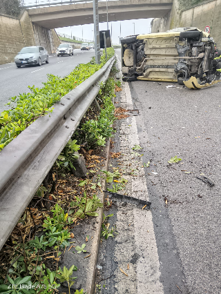 Ancona – Auto si ribalta sull’Asse, ferita una donna