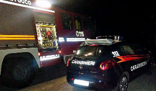 Si barrica in casa e lancia sassi, arrivano carabinieri e vigili del fuoco