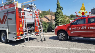 Sfonda recinzione e finisce nella scarpata, 54enne estratto dalle lamiere dell’auto