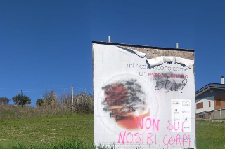 Imbrattati manifesti anti-aborto, già al centro di una petizione per rimuoverli da Montegiorgio