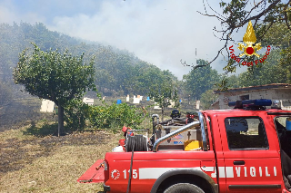 Fabriano - Eremo minacciato dalle fiamme, spento rogo dai vigili del fuoco