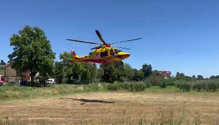 Auto contro moto sulla Salaria: 34enne elitrasportato a Torrette