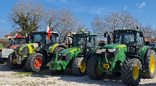 Senigallia – 50 Trattori in protesta e pronti sabato ad invadere la Rotonda