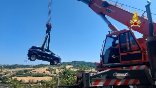 Ancona - Auto senza conducente vola giù per la scarpata