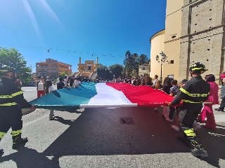 Chieti - Festa della Repubblica speciale con un enorme tricolore per le vie della città