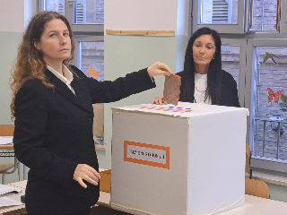 Regionali - La candidata Marinelli è stata la prima a presentarsi alle urne