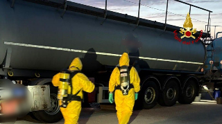 Jesi - Autocisterna perde acido cloridrico, allarme per le fognature