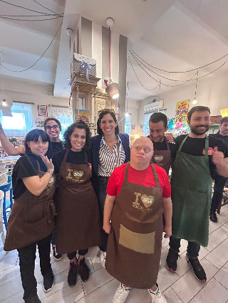 Elly Schlein a Pagliare in visita alla Locanda Centimetro Zero: "Esperienza bellissima"