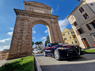 Jesi – Guidava ubriaco nella notte in pieno centro, 40enne denunciato