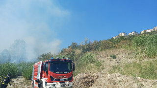 Teramo - Due incendi di vegetazione: fiamme vicino alla case, un uomo ustionato