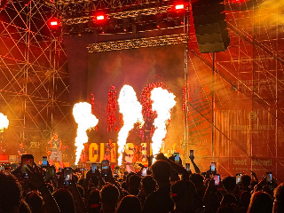 Furti di catenine d’oro al concerto di Sfera: denunciati 5 campani