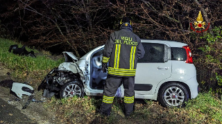 Schianto a Fermo, auto precipita per tre metri: estratti due feriti dalle lamiere