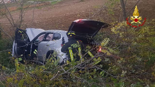 Serra De’ Conti - Vola con l’auto tra la vegetazione, ferito estratto dalle lamiere