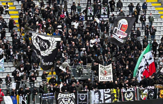 Spezia-Ascoli 2-1: i tifosi lanciano chiodo in campo, multa di 10mila euro al club di Pulcinelli