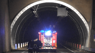 Urbino - Tragico frontale in galleria tra pullman e ambulanza, quattro vittime. L’autista ha provato a evitare l’impatto