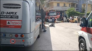 A Giulianova Tir finisce contro autobus Tua: 14 feriti