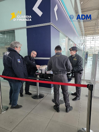 Ancona – Sigarette e alcolici di contrabbando all’aeroporto, intensificati i controlli
