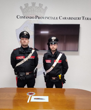 Teramo, extracomunitario trovato con un coltello a serramanico