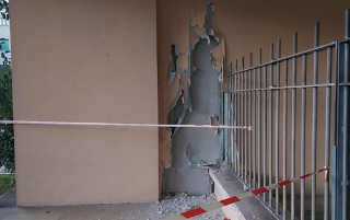 Esplode bomba carta davanti all’ingresso della scuola, danni a una parete