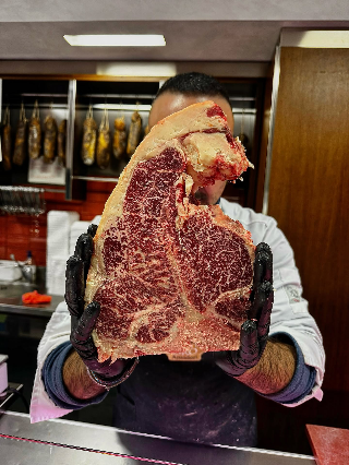 Pescara - Spaccata in macelleria: rubate 2mila euro di bistecche