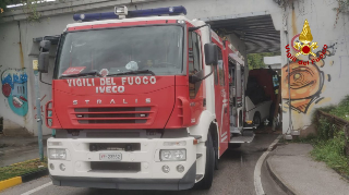 Porto Recanati - Spazzatrice incastrata sotto il cavalcavia: rimossa dai vigili del fuoco