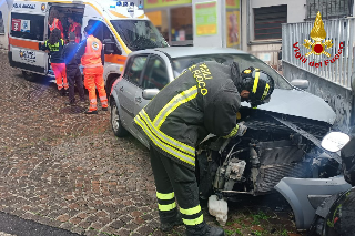 Ancona - Incidente in via Lamaticci, intervento dei vigili del fuoco