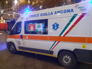 Ancona - Nudo sotto l’albero di Natale, 27enne portato in pronto soccorso