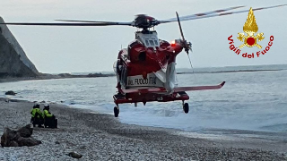 Ancona - Corpo senza vita in mare, recuperato dai vigili del fuoco