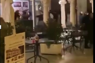 Ascoli Piceno - Capodanno agitato, rissa in piazza: volano calci, pugni e tavoli