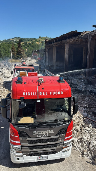 Colledara - Incendio azienda dolciaria, proseguono le operazioni di spegnimento dei vigili del fuoco