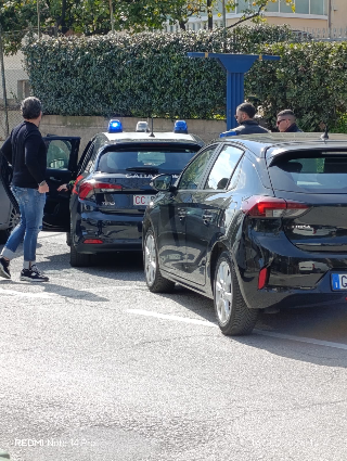 Blitz dei carabinieri, trovata refurtiva nell’auto sospetta bloccata sulla Ss16