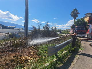 Castel di Lama - Incendio vicino al centro commerciale, a fuoco la vegetazione