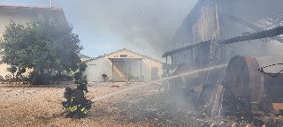 Incendio a Tortoreto, a fuoco deposito di rotoballe: vigili del fuoco al lavoro