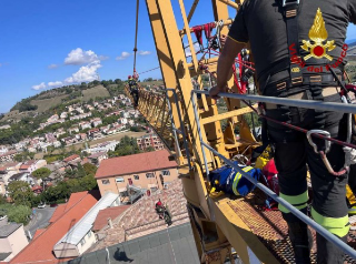 Fermo - Esercitazione in quota per i Vigili del Fuoco: addestramento su gru edile