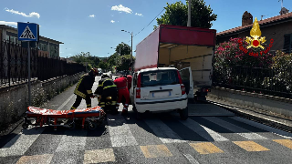 Camion contro auto: ferito conducente